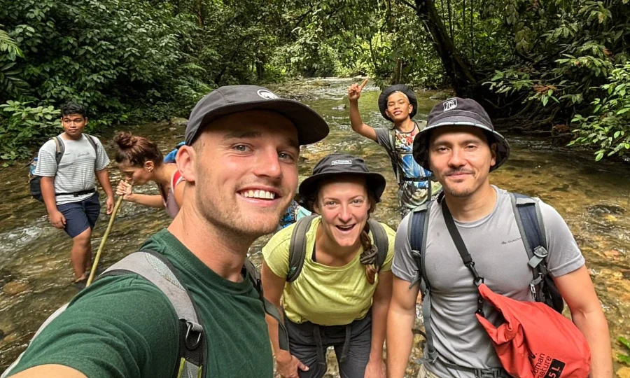 From Kualanamu Airport to Bukit Lawang: my real experience staying at Dazhong Backpacker’s Hostel (Medan), how to book ethical orangutan treks, travel tips, times, and neighborhood foodie finds.
Hashtags for socials: #DazhongBackpackers #Medan #BukitLawang #OrangutanTrek #GunungLeuser #BackpackerGuide #MedanFood #TravelIndonesia #Blakfly